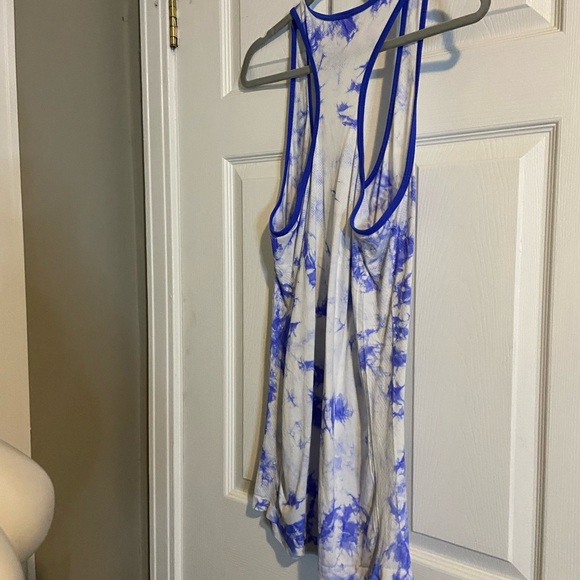 Large work out tank 
Size and brand cut out 
Measurements in photos - Picture 6 of 7